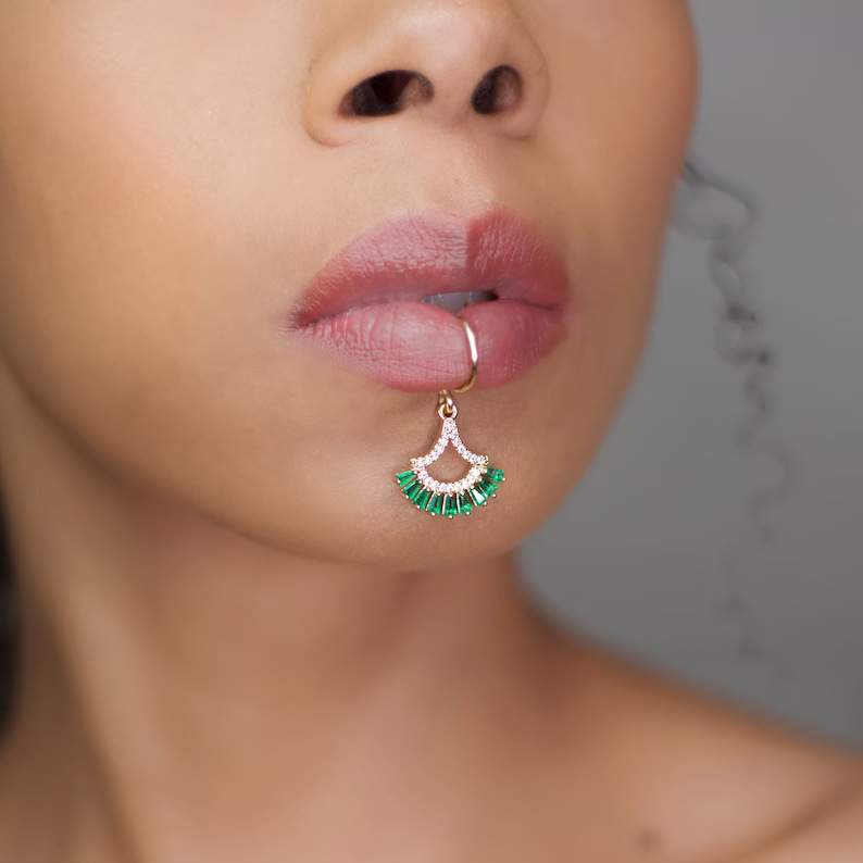 高級ゴールドカラーの花の形の女性ドロップイヤリング象嵌光沢の - Body Jewelry Earrings のレビューと価格
