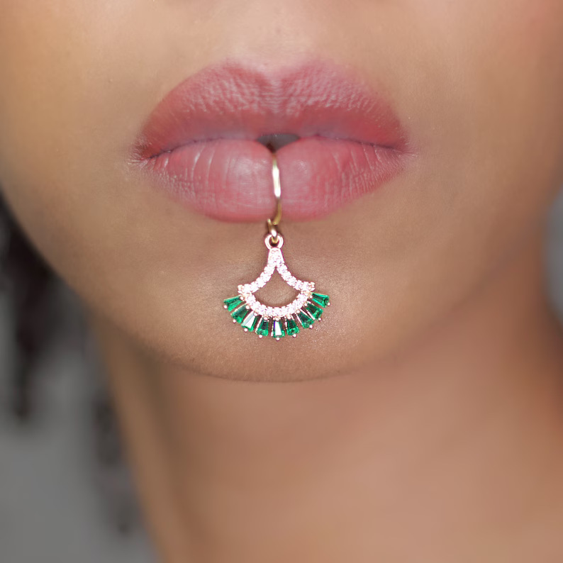 高級ゴールドカラーの花の形の女性ドロップイヤリング象嵌光沢の - Body Jewelry Earrings のレビューと価格