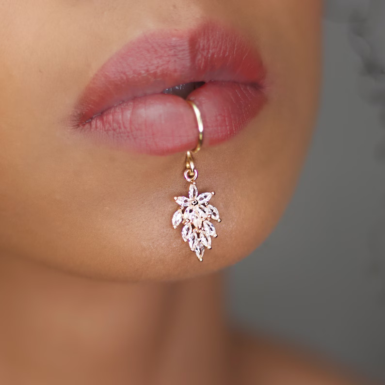 高級ゴールドカラーの花の形の女性ドロップイヤリング象嵌光沢の - Body Jewelry Earrings のレビューと価格